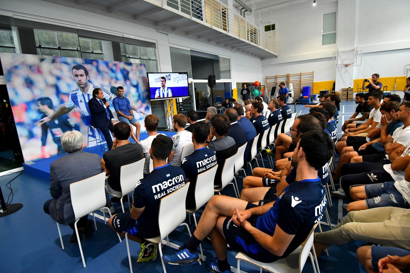 Imanol Agirretxe ha comparecido en Zubieta para despedirse de la afición txuri-urdin y de su compañeros. 