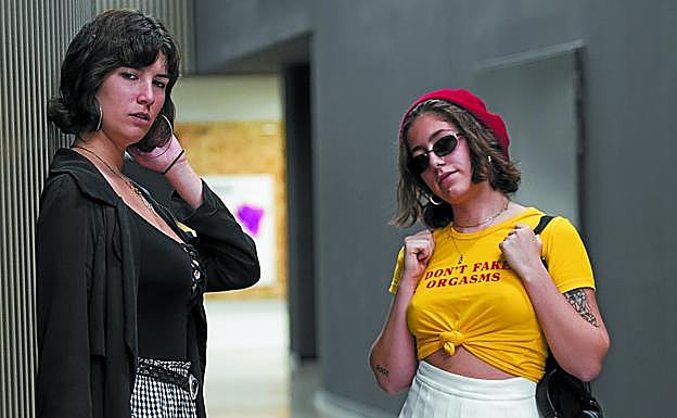 A. Gaultier y Sara N' Donga posan en Tabakalera, en cuyo exterior pincharán el fin de semana. 