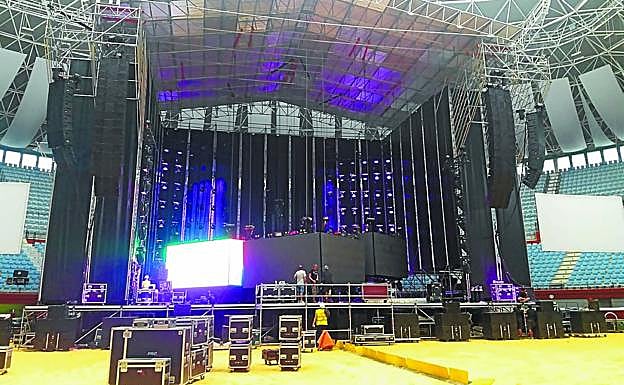 Vista del montaje del escenario sobre el que hoy actuará Ricky Martin en San Sebastián. 
