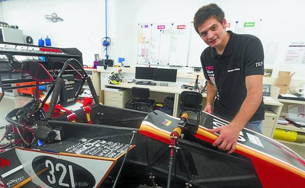 Dos motores Emrax 188. Para un coche eléctrico rápido y ágil. Koldo en Tecnun al llegar de Montmeló. 
