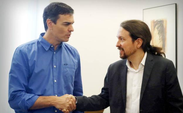 Pedro Sánchez (i) saluda a Pablo Iglesias. 