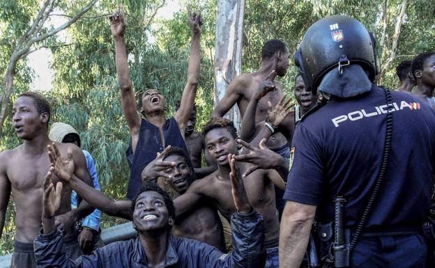 Algunos de los inmigrantes que cruzaron la valla el 26 de julio.