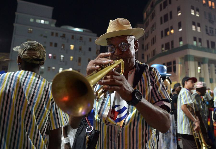 Las calles más populares de La Habana han sido testigos del desfile dde carnaval, que un año más ha congregado a miles de personas por su originalidad y vistosidad.