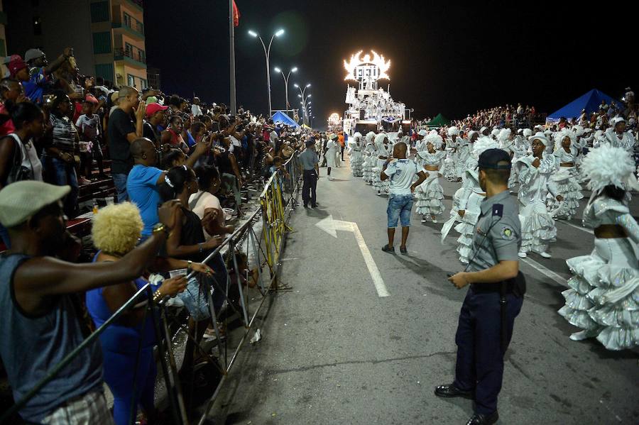 Las calles más populares de La Habana han sido testigos del desfile dde carnaval, que un año más ha congregado a miles de personas por su originalidad y vistosidad.