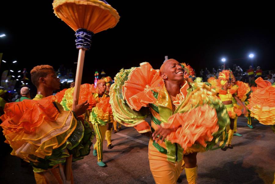 Las calles más populares de La Habana han sido testigos del desfile dde carnaval, que un año más ha congregado a miles de personas por su originalidad y vistosidad.