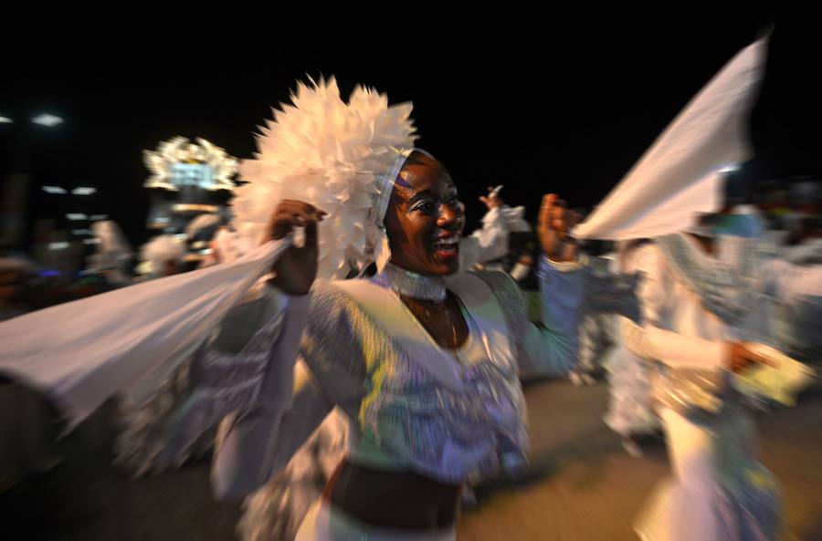 Las calles más populares de La Habana han sido testigos del desfile dde carnaval, que un año más ha congregado a miles de personas por su originalidad y vistosidad.