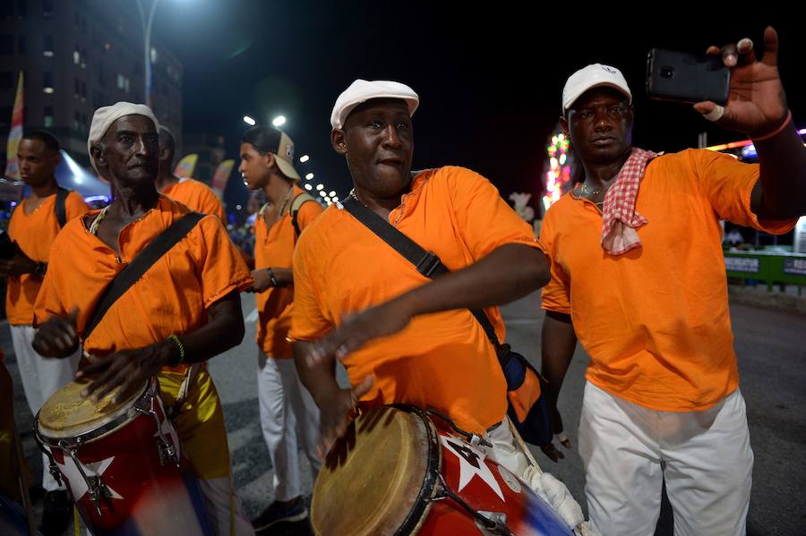 Las calles más populares de La Habana han sido testigos del desfile dde carnaval, que un año más ha congregado a miles de personas por su originalidad y vistosidad.