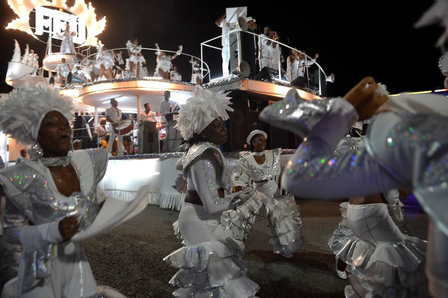 Las calles más populares de La Habana han sido testigos del desfile dde carnaval, que un año más ha congregado a miles de personas por su originalidad y vistosidad.