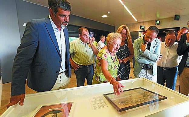 Eneko Goia y Denis Itxaso escuchan las explicaciones de una familiar de Quirico, ganador de cinco banderas de La Concha.