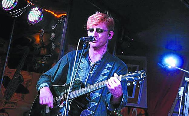 AcustiCBAs. El cantante, pianista y guitarrista Lee Junior ofrece hoy un concierto en el CBA. 