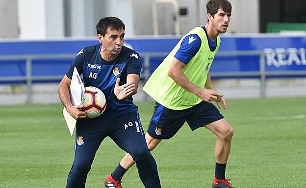 Asier Garitano, durante un entrenamiento de la Real, con Aritz Elustondo tras él. 