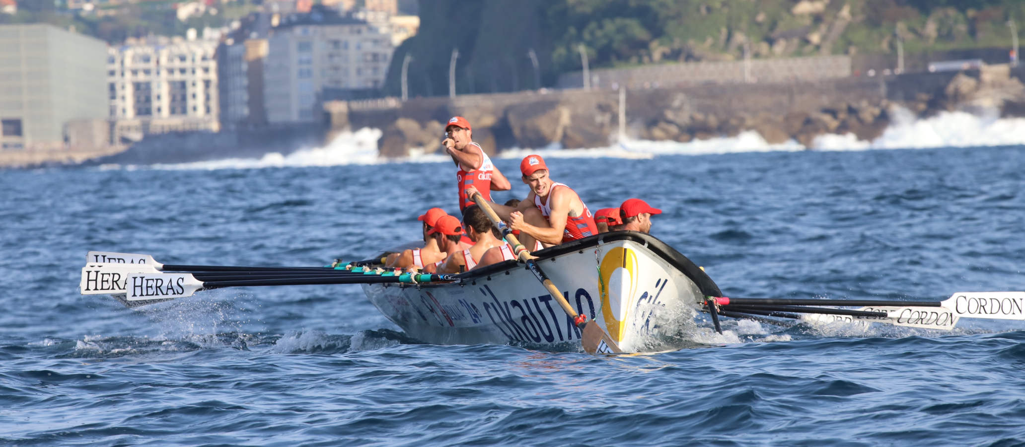 Las dudas estaban puestas en botes como San Pedro y Santurtzi, que al final entraron tras una gran regata, sobre todo el equipo morado que ha sido un asiduo en esta bandera y que llegó a nueve segundos de la embarcación ganadora, un mérito en una prueba tan dura como esta previa