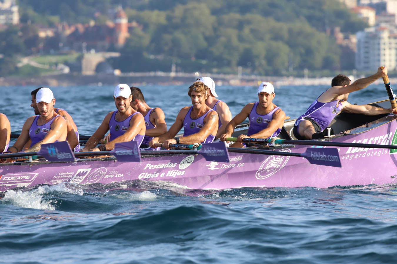 Las dudas estaban puestas en botes como San Pedro y Santurtzi, que al final entraron tras una gran regata, sobre todo el equipo morado que ha sido un asiduo en esta bandera y que llegó a nueve segundos de la embarcación ganadora, un mérito en una prueba tan dura como esta previa