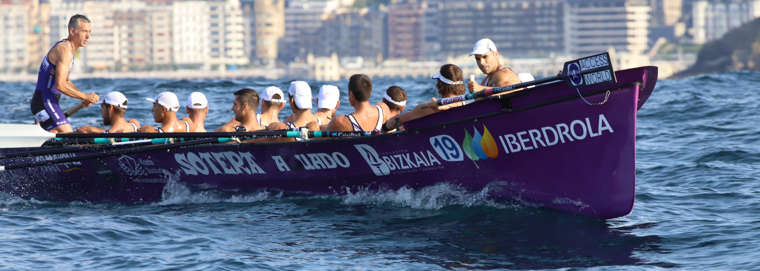 Las dudas estaban puestas en botes como San Pedro y Santurtzi, que al final entraron tras una gran regata, sobre todo el equipo morado que ha sido un asiduo en esta bandera y que llegó a nueve segundos de la embarcación ganadora, un mérito en una prueba tan dura como esta previa