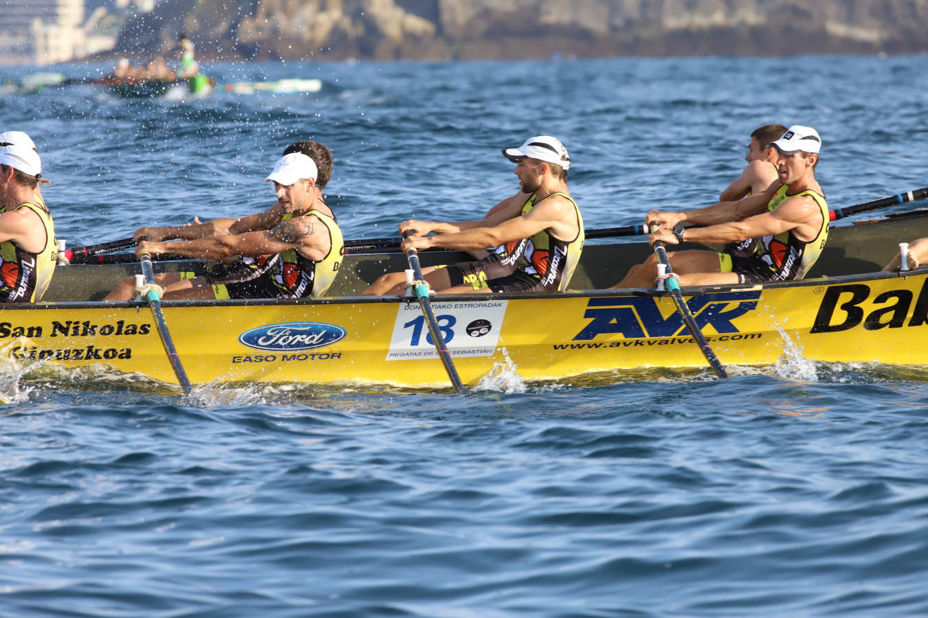 Las dudas estaban puestas en botes como San Pedro y Santurtzi, que al final entraron tras una gran regata, sobre todo el equipo morado que ha sido un asiduo en esta bandera y que llegó a nueve segundos de la embarcación ganadora, un mérito en una prueba tan dura como esta previa