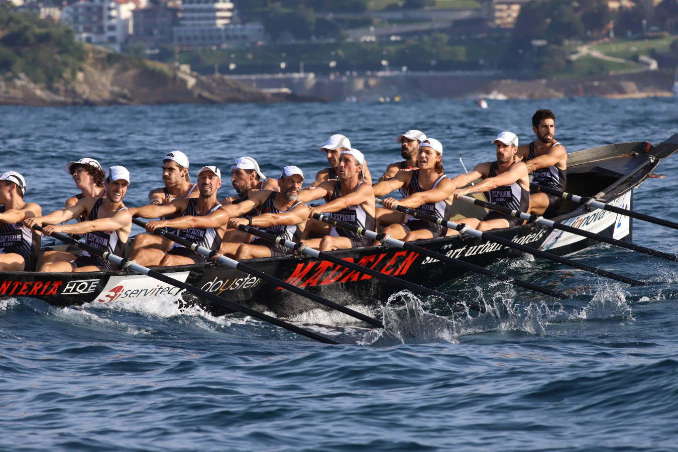 Las dudas estaban puestas en botes como San Pedro y Santurtzi, que al final entraron tras una gran regata, sobre todo el equipo morado que ha sido un asiduo en esta bandera y que llegó a nueve segundos de la embarcación ganadora, un mérito en una prueba tan dura como esta previa
