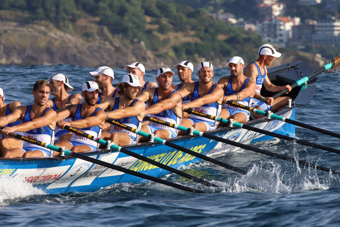 Las dudas estaban puestas en botes como San Pedro y Santurtzi, que al final entraron tras una gran regata, sobre todo el equipo morado que ha sido un asiduo en esta bandera y que llegó a nueve segundos de la embarcación ganadora, un mérito en una prueba tan dura como esta previa