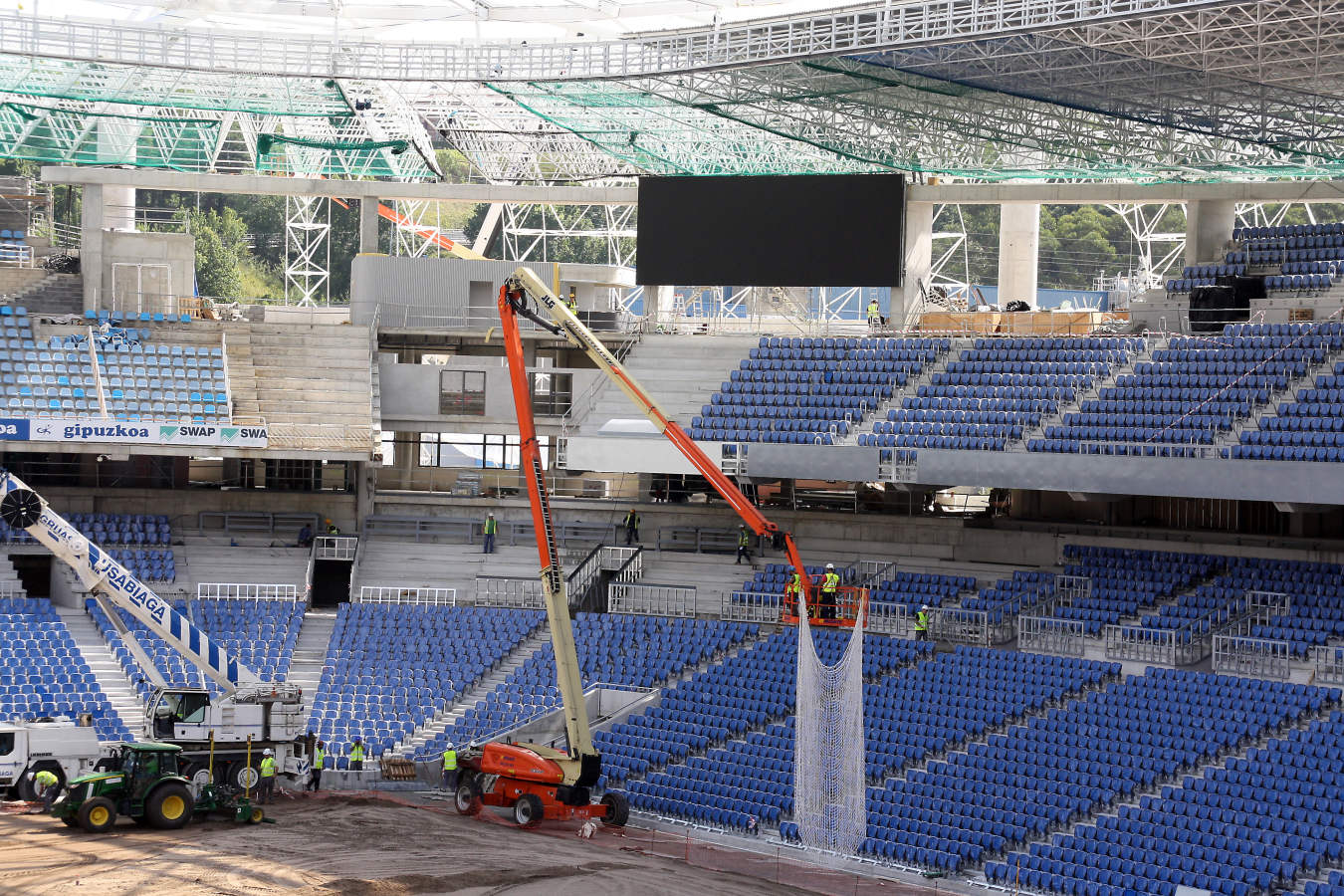 La reforma del estadio de Anoeta sigue su curso para poder abris sus puerta el 15 de septiembre ante el Barcelona