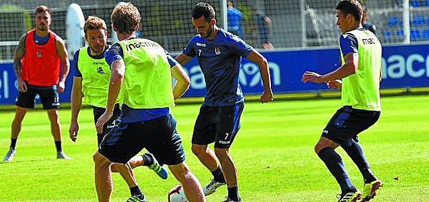 Preparados. Juanmi es presionado por Illarramendi y Zurutuza con Héctor Moreno a su espalda en Zubieta.