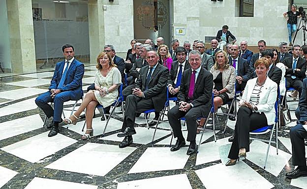 El lehendakari, Iñigo Urkullu, y los consejeros de Desarrollo Económico, Arantxa Tapia, y Hacienda, Pedro Azpiazu, así como la diputada foral de Promoción Económica de Gipuzkoa, Ainhoa Aizpuru, junto a los agentes involucrados en los nuevos fondos, en su presentación, en julio.