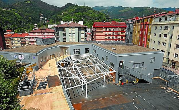 Cubierta. En Sansaburu se puede apreciar la estructura que permitirá usar buena parte del patio en días de lluvia. 