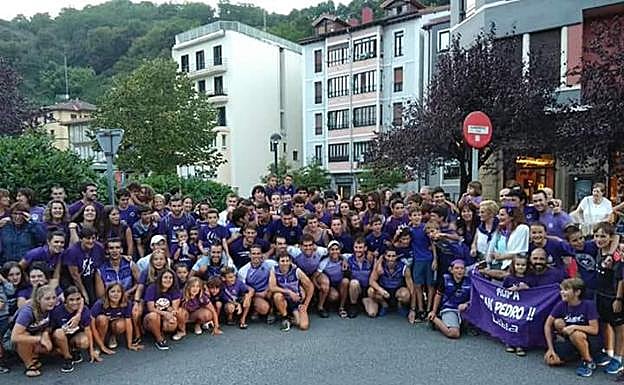 San Pedro brinda un recibimiento de ganadores a sus remeros tras clasificarse para disputar la Bandera de La Concha