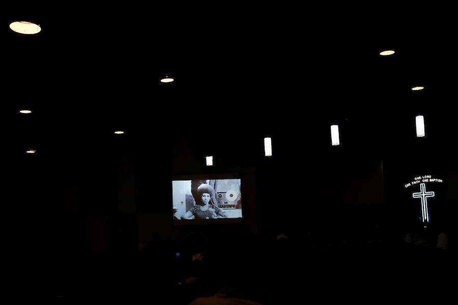 Detroit se despidió ese viernes de Aretha Franklin con gritos desgarradores, palmas al ritmo de soul y lágrimas en un funeral repleto de figuras de la política y la música, mientras las calles vibraban con decenas de Cadillac rosas, en un último guiño a la artista. La «reina del soul», fallecida el 16 de agosto, triunfó en 1985 con su sencillo «Freeway of Love» en el que presumía de «estar conduciendo por una autopista del amor en un Cadillac rosa». Para homenajear a la diva, sus seguidores decidieron colocar vehículos de esa marca y color a lo largo de más de 12 kilómetros, meticulosamente ordenados, uno detrás de otro.