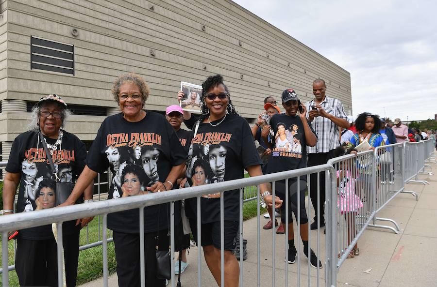 Detroit se despidió ese viernes de Aretha Franklin con gritos desgarradores, palmas al ritmo de soul y lágrimas en un funeral repleto de figuras de la política y la música, mientras las calles vibraban con decenas de Cadillac rosas, en un último guiño a la artista. La «reina del soul», fallecida el 16 de agosto, triunfó en 1985 con su sencillo «Freeway of Love» en el que presumía de «estar conduciendo por una autopista del amor en un Cadillac rosa». Para homenajear a la diva, sus seguidores decidieron colocar vehículos de esa marca y color a lo largo de más de 12 kilómetros, meticulosamente ordenados, uno detrás de otro.