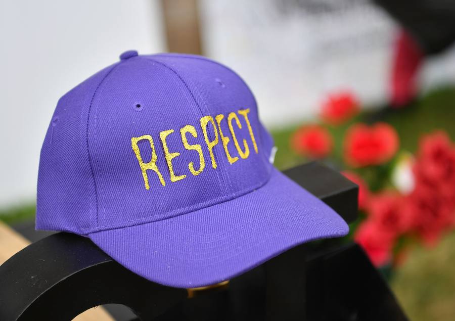 Detroit se despidió ese viernes de Aretha Franklin con gritos desgarradores, palmas al ritmo de soul y lágrimas en un funeral repleto de figuras de la política y la música, mientras las calles vibraban con decenas de Cadillac rosas, en un último guiño a la artista. La «reina del soul», fallecida el 16 de agosto, triunfó en 1985 con su sencillo «Freeway of Love» en el que presumía de «estar conduciendo por una autopista del amor en un Cadillac rosa». Para homenajear a la diva, sus seguidores decidieron colocar vehículos de esa marca y color a lo largo de más de 12 kilómetros, meticulosamente ordenados, uno detrás de otro.