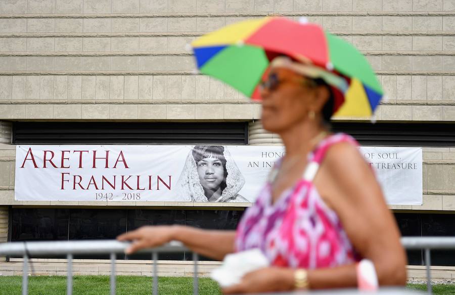 Detroit se despidió ese viernes de Aretha Franklin con gritos desgarradores, palmas al ritmo de soul y lágrimas en un funeral repleto de figuras de la política y la música, mientras las calles vibraban con decenas de Cadillac rosas, en un último guiño a la artista. La «reina del soul», fallecida el 16 de agosto, triunfó en 1985 con su sencillo «Freeway of Love» en el que presumía de «estar conduciendo por una autopista del amor en un Cadillac rosa». Para homenajear a la diva, sus seguidores decidieron colocar vehículos de esa marca y color a lo largo de más de 12 kilómetros, meticulosamente ordenados, uno detrás de otro.