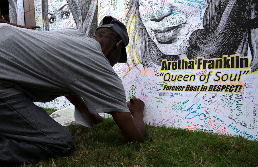 Detroit se despidió ese viernes de Aretha Franklin con gritos desgarradores, palmas al ritmo de soul y lágrimas en un funeral repleto de figuras de la política y la música, mientras las calles vibraban con decenas de Cadillac rosas, en un último guiño a la artista. La «reina del soul», fallecida el 16 de agosto, triunfó en 1985 con su sencillo «Freeway of Love» en el que presumía de «estar conduciendo por una autopista del amor en un Cadillac rosa». Para homenajear a la diva, sus seguidores decidieron colocar vehículos de esa marca y color a lo largo de más de 12 kilómetros, meticulosamente ordenados, uno detrás de otro.