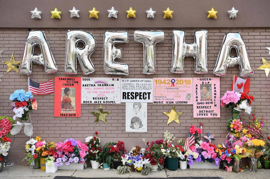 Detroit se despidió ese viernes de Aretha Franklin con gritos desgarradores, palmas al ritmo de soul y lágrimas en un funeral repleto de figuras de la política y la música, mientras las calles vibraban con decenas de Cadillac rosas, en un último guiño a la artista. La «reina del soul», fallecida el 16 de agosto, triunfó en 1985 con su sencillo «Freeway of Love» en el que presumía de «estar conduciendo por una autopista del amor en un Cadillac rosa». Para homenajear a la diva, sus seguidores decidieron colocar vehículos de esa marca y color a lo largo de más de 12 kilómetros, meticulosamente ordenados, uno detrás de otro.