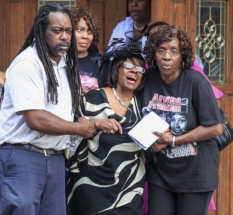 Detroit se despidió ese viernes de Aretha Franklin con gritos desgarradores, palmas al ritmo de soul y lágrimas en un funeral repleto de figuras de la política y la música, mientras las calles vibraban con decenas de Cadillac rosas, en un último guiño a la artista. La «reina del soul», fallecida el 16 de agosto, triunfó en 1985 con su sencillo «Freeway of Love» en el que presumía de «estar conduciendo por una autopista del amor en un Cadillac rosa». Para homenajear a la diva, sus seguidores decidieron colocar vehículos de esa marca y color a lo largo de más de 12 kilómetros, meticulosamente ordenados, uno detrás de otro.