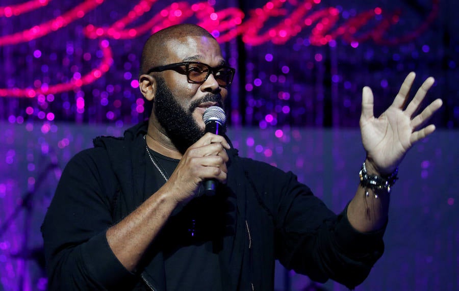 Detroit se despidió ese viernes de Aretha Franklin con gritos desgarradores, palmas al ritmo de soul y lágrimas en un funeral repleto de figuras de la política y la música, mientras las calles vibraban con decenas de Cadillac rosas, en un último guiño a la artista. La «reina del soul», fallecida el 16 de agosto, triunfó en 1985 con su sencillo «Freeway of Love» en el que presumía de «estar conduciendo por una autopista del amor en un Cadillac rosa». Para homenajear a la diva, sus seguidores decidieron colocar vehículos de esa marca y color a lo largo de más de 12 kilómetros, meticulosamente ordenados, uno detrás de otro.