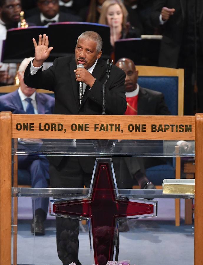 Detroit se despidió ese viernes de Aretha Franklin con gritos desgarradores, palmas al ritmo de soul y lágrimas en un funeral repleto de figuras de la política y la música, mientras las calles vibraban con decenas de Cadillac rosas, en un último guiño a la artista. La «reina del soul», fallecida el 16 de agosto, triunfó en 1985 con su sencillo «Freeway of Love» en el que presumía de «estar conduciendo por una autopista del amor en un Cadillac rosa». Para homenajear a la diva, sus seguidores decidieron colocar vehículos de esa marca y color a lo largo de más de 12 kilómetros, meticulosamente ordenados, uno detrás de otro.