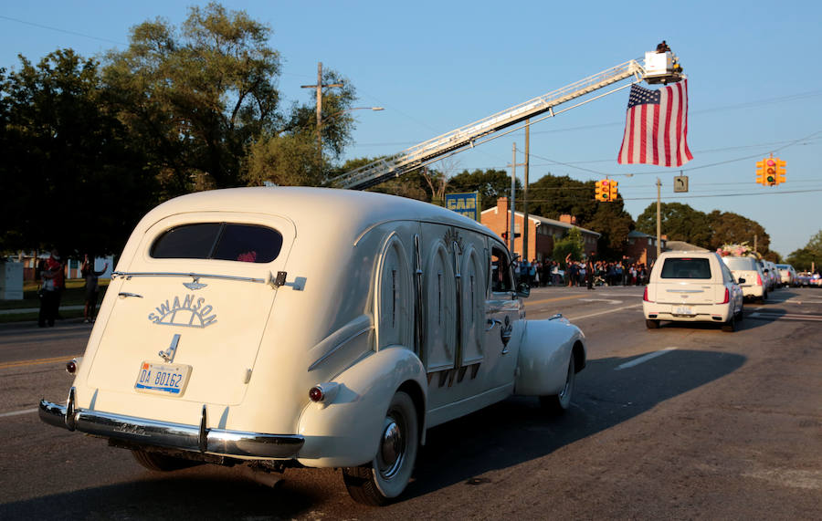 Detroit se despidió ese viernes de Aretha Franklin con gritos desgarradores, palmas al ritmo de soul y lágrimas en un funeral repleto de figuras de la política y la música, mientras las calles vibraban con decenas de Cadillac rosas, en un último guiño a la artista. La «reina del soul», fallecida el 16 de agosto, triunfó en 1985 con su sencillo «Freeway of Love» en el que presumía de «estar conduciendo por una autopista del amor en un Cadillac rosa». Para homenajear a la diva, sus seguidores decidieron colocar vehículos de esa marca y color a lo largo de más de 12 kilómetros, meticulosamente ordenados, uno detrás de otro.