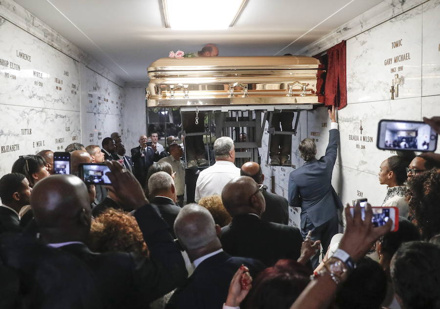 Detroit se despidió ese viernes de Aretha Franklin con gritos desgarradores, palmas al ritmo de soul y lágrimas en un funeral repleto de figuras de la política y la música, mientras las calles vibraban con decenas de Cadillac rosas, en un último guiño a la artista. La «reina del soul», fallecida el 16 de agosto, triunfó en 1985 con su sencillo «Freeway of Love» en el que presumía de «estar conduciendo por una autopista del amor en un Cadillac rosa». Para homenajear a la diva, sus seguidores decidieron colocar vehículos de esa marca y color a lo largo de más de 12 kilómetros, meticulosamente ordenados, uno detrás de otro.