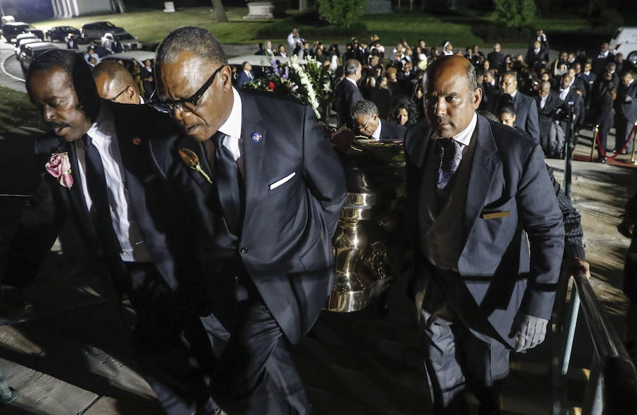 Detroit se despidió ese viernes de Aretha Franklin con gritos desgarradores, palmas al ritmo de soul y lágrimas en un funeral repleto de figuras de la política y la música, mientras las calles vibraban con decenas de Cadillac rosas, en un último guiño a la artista. La «reina del soul», fallecida el 16 de agosto, triunfó en 1985 con su sencillo «Freeway of Love» en el que presumía de «estar conduciendo por una autopista del amor en un Cadillac rosa». Para homenajear a la diva, sus seguidores decidieron colocar vehículos de esa marca y color a lo largo de más de 12 kilómetros, meticulosamente ordenados, uno detrás de otro.