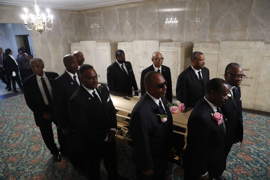 Detroit se despidió ese viernes de Aretha Franklin con gritos desgarradores, palmas al ritmo de soul y lágrimas en un funeral repleto de figuras de la política y la música, mientras las calles vibraban con decenas de Cadillac rosas, en un último guiño a la artista. La «reina del soul», fallecida el 16 de agosto, triunfó en 1985 con su sencillo «Freeway of Love» en el que presumía de «estar conduciendo por una autopista del amor en un Cadillac rosa». Para homenajear a la diva, sus seguidores decidieron colocar vehículos de esa marca y color a lo largo de más de 12 kilómetros, meticulosamente ordenados, uno detrás de otro.