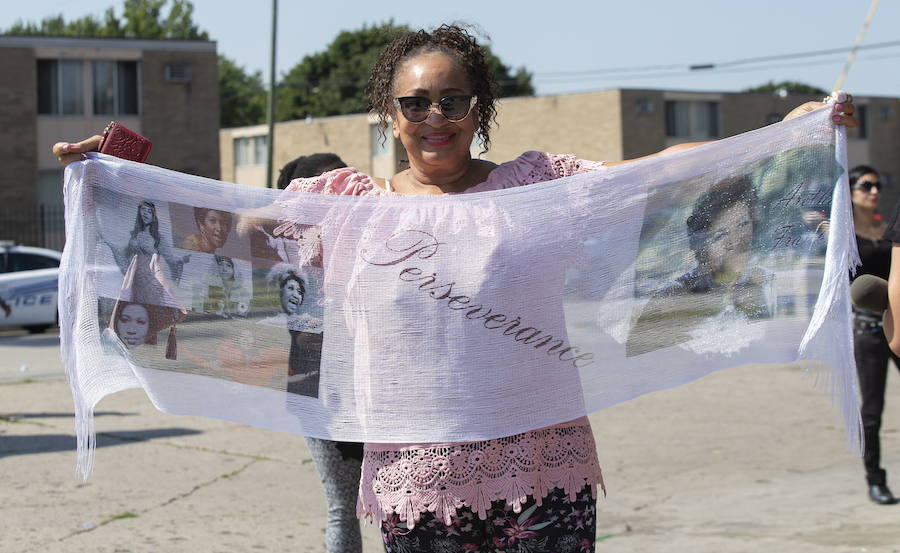 Detroit se despidió ese viernes de Aretha Franklin con gritos desgarradores, palmas al ritmo de soul y lágrimas en un funeral repleto de figuras de la política y la música, mientras las calles vibraban con decenas de Cadillac rosas, en un último guiño a la artista. La «reina del soul», fallecida el 16 de agosto, triunfó en 1985 con su sencillo «Freeway of Love» en el que presumía de «estar conduciendo por una autopista del amor en un Cadillac rosa». Para homenajear a la diva, sus seguidores decidieron colocar vehículos de esa marca y color a lo largo de más de 12 kilómetros, meticulosamente ordenados, uno detrás de otro.