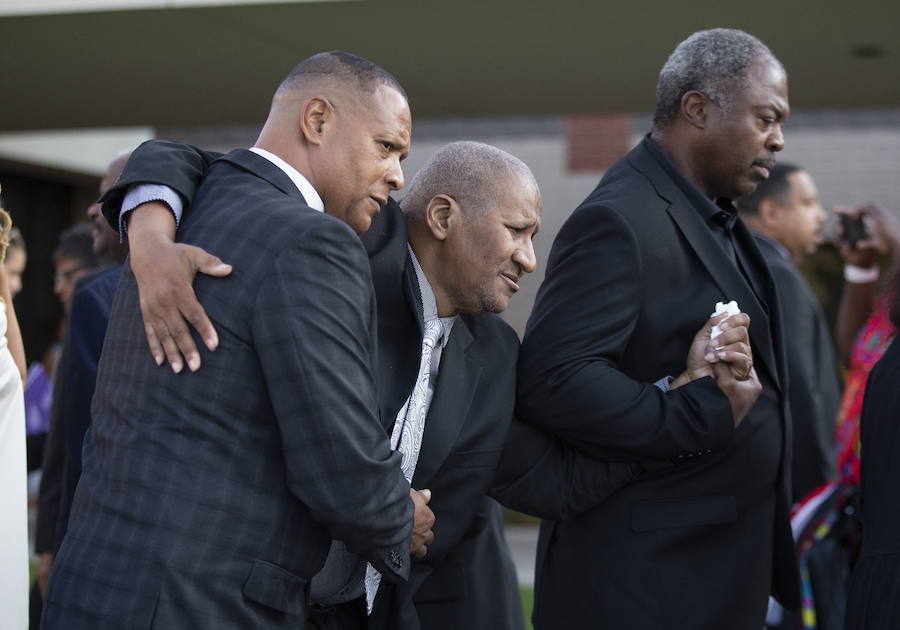 Detroit se despidió ese viernes de Aretha Franklin con gritos desgarradores, palmas al ritmo de soul y lágrimas en un funeral repleto de figuras de la política y la música, mientras las calles vibraban con decenas de Cadillac rosas, en un último guiño a la artista. La «reina del soul», fallecida el 16 de agosto, triunfó en 1985 con su sencillo «Freeway of Love» en el que presumía de «estar conduciendo por una autopista del amor en un Cadillac rosa». Para homenajear a la diva, sus seguidores decidieron colocar vehículos de esa marca y color a lo largo de más de 12 kilómetros, meticulosamente ordenados, uno detrás de otro.