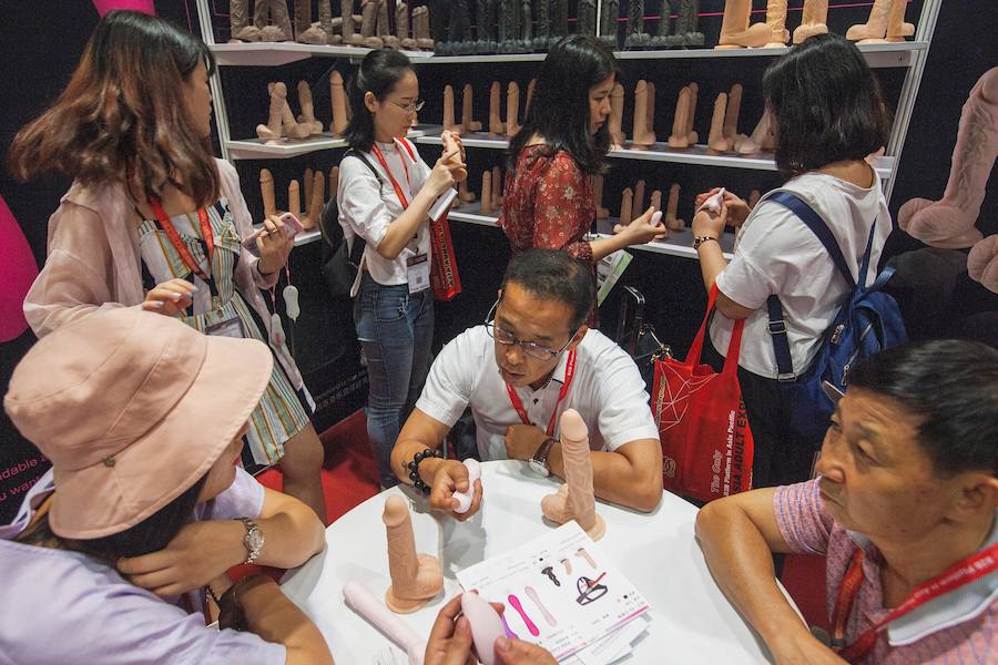 Unos 200 expositores de todo el mundo se dan cita desde en Hong Kong para dar a conocer la última tecnología en servicios y productos dedicados a la industria del entretenimiento adulto, en una feria que se ha convertido en el mayor evento de estas características en toda Asia. La undécima edición de Asia Adult Expo espera recibir la visita de miles de personas interesadas en conocer los últimos avances en lubricantes, vibradores, látigos y lencería sexual.