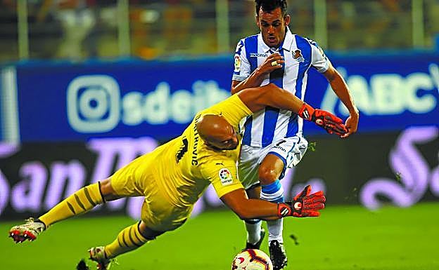 Juanmi enfila hacia portería y Dmitrovic le traba cometiendo el penalti con el que la Real se adelantaría y en el que Willian José acabaría lesionado. 
