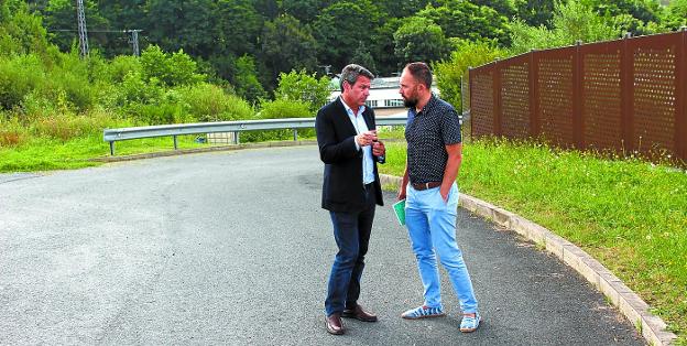 El alcalde de Irun, José Antonio Santano y el teniente de diputado, Denis Itxaso, charlan en el futuro punto de enlace de la AP-8 con Oinaurre. 