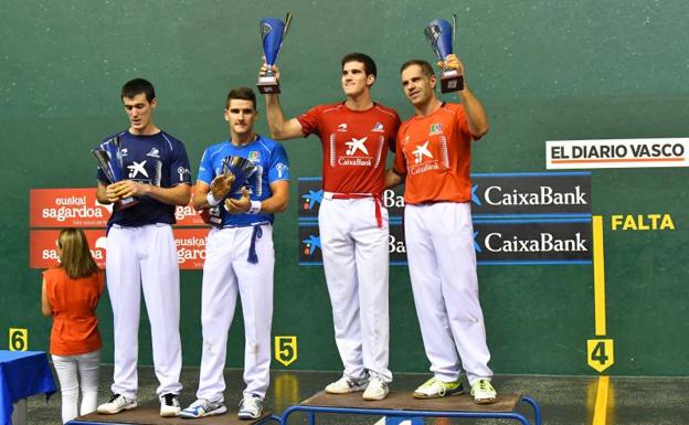Rezusta observa y Arteaga II aplaude a los campeones del Donostia Hiria, Zabaleta y Olaizola II, ayer en el Atano III. 