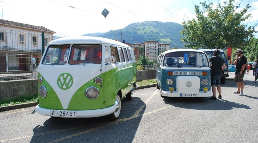 Los amantes de los vehículos de época disfrutaron con la exposición de coches y motos antiguos