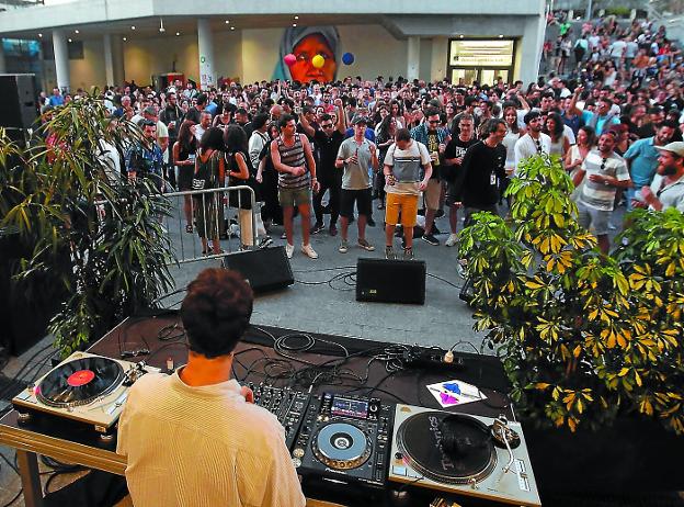 El_Txef_A logró dar al exterior de Tabakalera el aspecto de una discoteca al aire libre. 