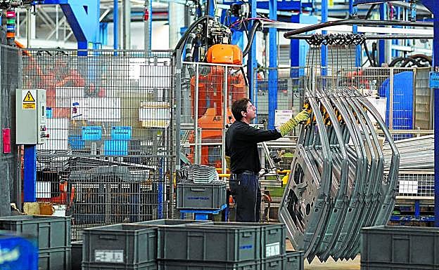 Un trabajador en una de las plantas de la firma vasca Gestamp, uno de los gigantes de los componentes de automoción. 