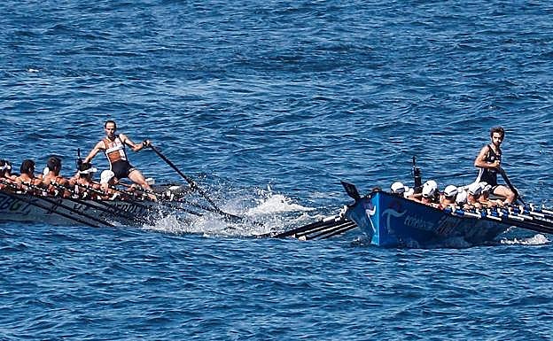 Imagen en la que se muestra cómo colisionan los remos de las traineras de Urdaibai y Zierbena.