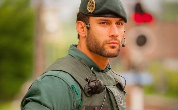 El desnudo de Jorge Pérez, el Guardia Civil que revolucionó las redes